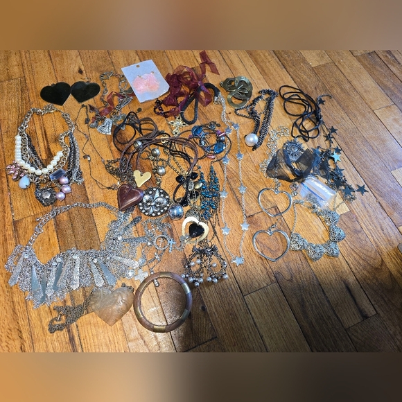 Vintage To Now Jewelry Lot Costume Estate Find Needs Cleaned. Mixed - Picture 2 of 9